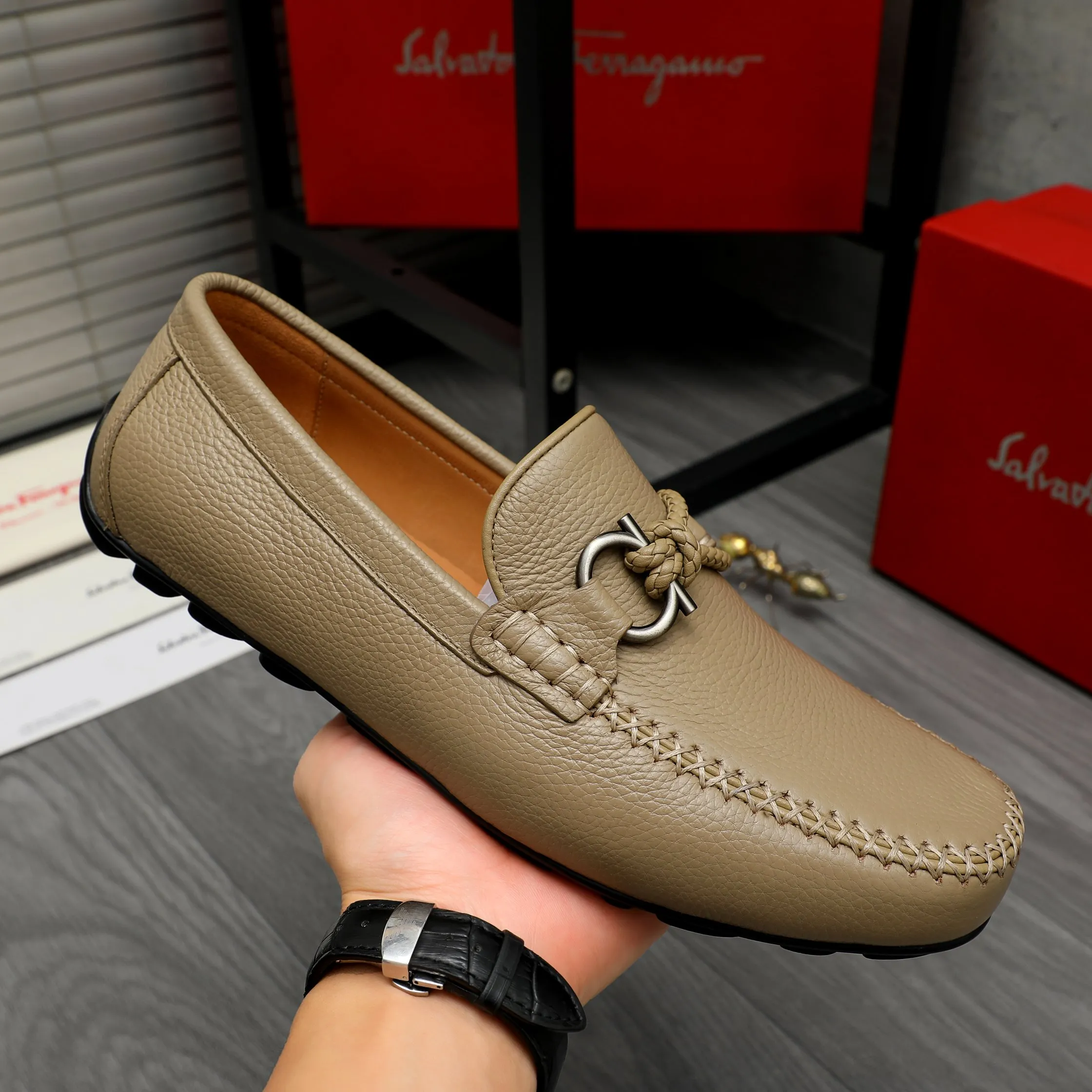 Men's shoes 💰480 Product trademark: Ferragamo "Ferragamo" casual slip-on shoes Regular size: 38-45 (45 is custom-made and non-returnable) Product materials: Selected pebbled cowhide upper, cowhide lining, rubber outsole